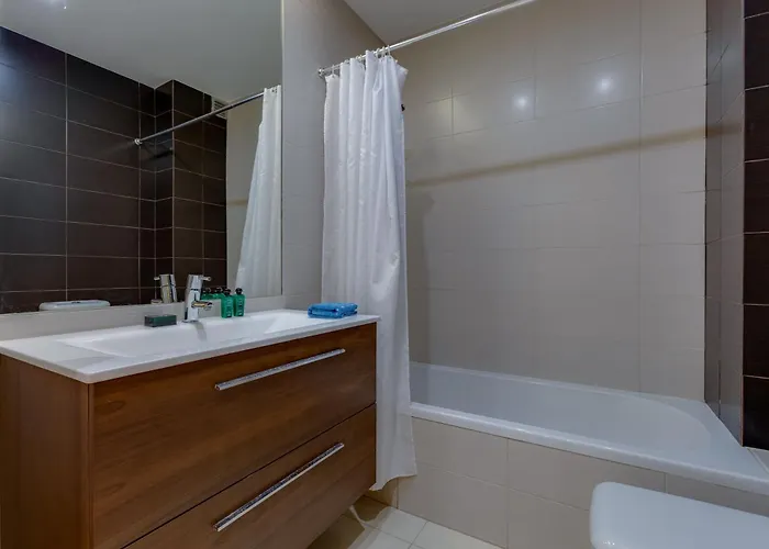 The Village - 6 Com Ac, Garagem E Piscina, A Poucos Min Da Gale *